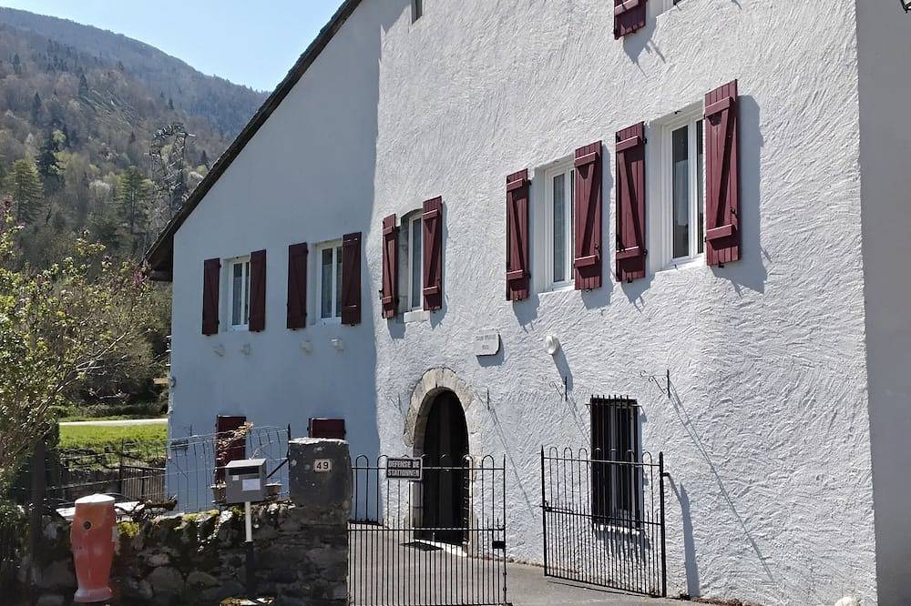 Entire apartment, Charming apartment on the banks of the Gave Ossau, quiet corner(4 pers) in Laruns, Béarn