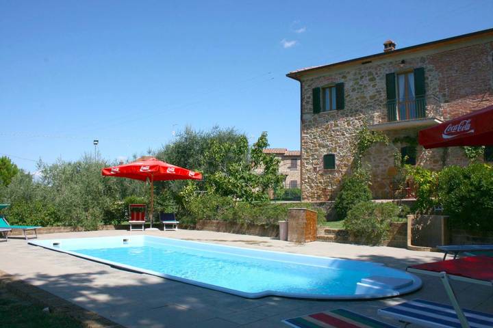 Casa vacanza per 10 persone, con Balcone e Giardino nonché Piscina a Lucignano