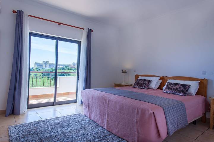 Nova cama enorme 3, 3 casa de banho com piscina privada.  Vista para o mar e área para churrasco. in São Sebastião, São Gonçalo de Lagos