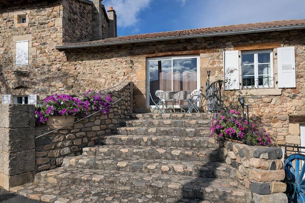 Gîte familial au cœur des gorges de la Loire avec équipements bébé et loisirs extérieurs in Lavoûte-sur-Loire, Haute-Loire