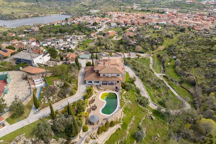 Casa rural para 15 personas, con Balcón y Jacuzzi además de Terraza y Jardín en El Tiemblo
