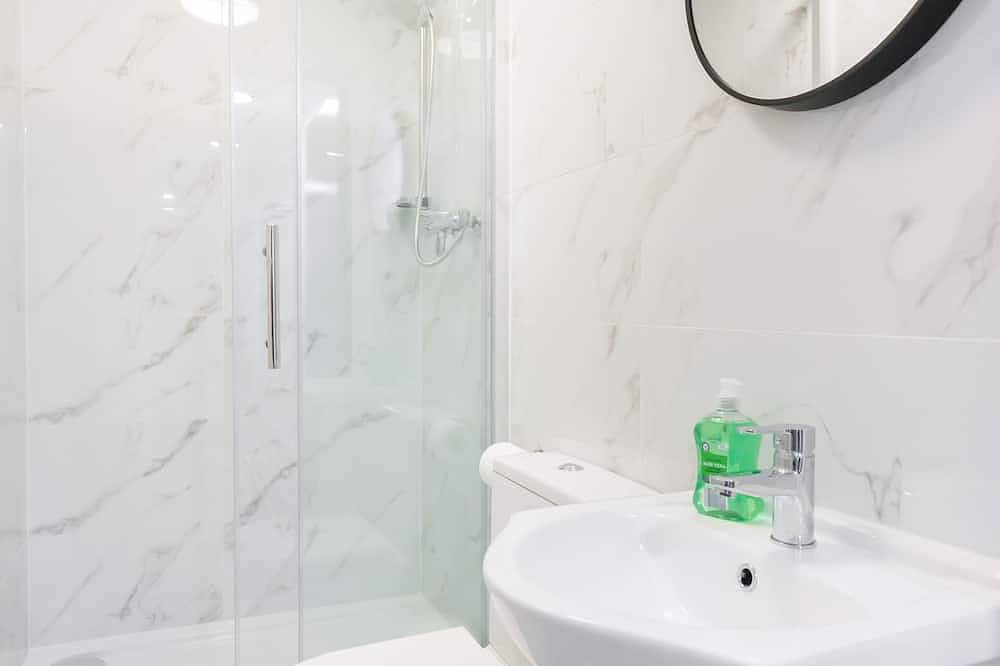 Beautiful Twin Room Next To Holloway Station 1 in Islington, London
