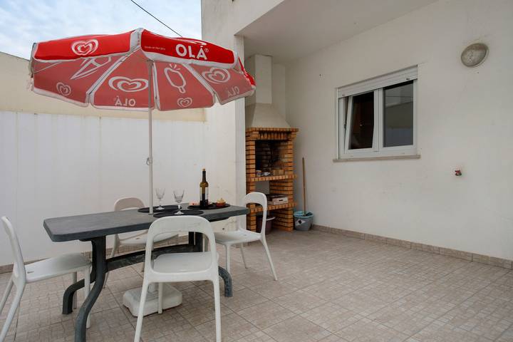 Casa de vacaciones 'Tina House' con terraza privada, Wi-Fi y aire acondicionado in Ferrel, Leiria District