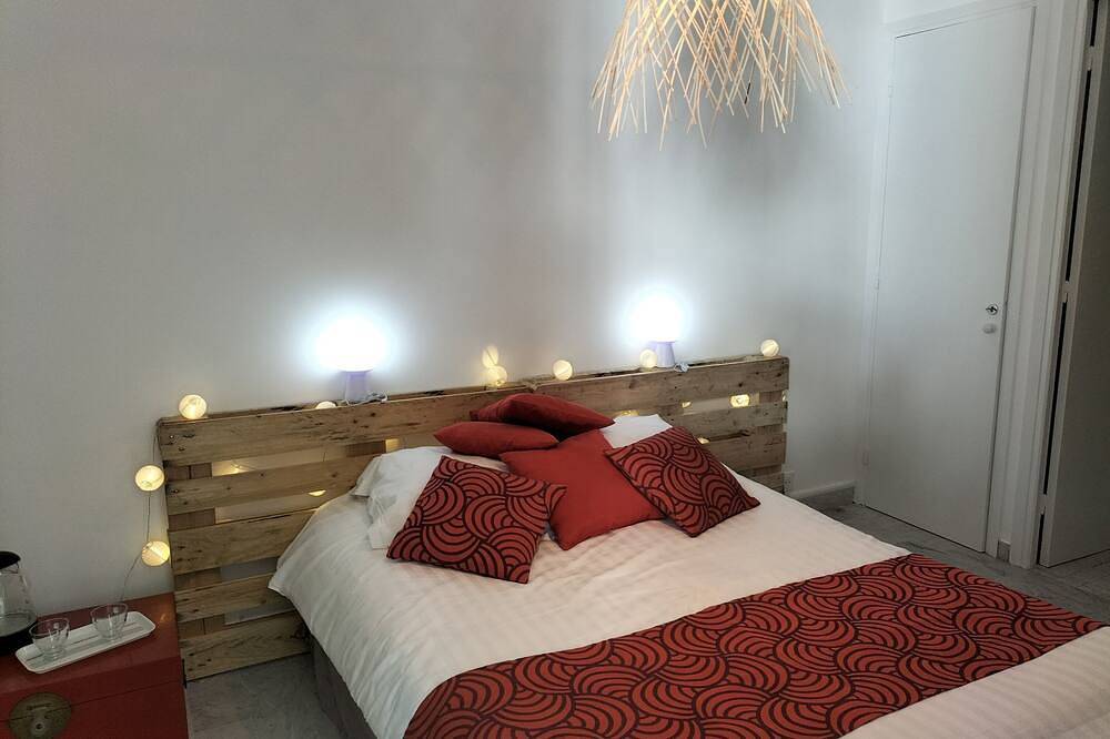 Entire apartment, Ideally located 100 meters from sandy beaches and pine forest in Juan-les-Pins, Antibes