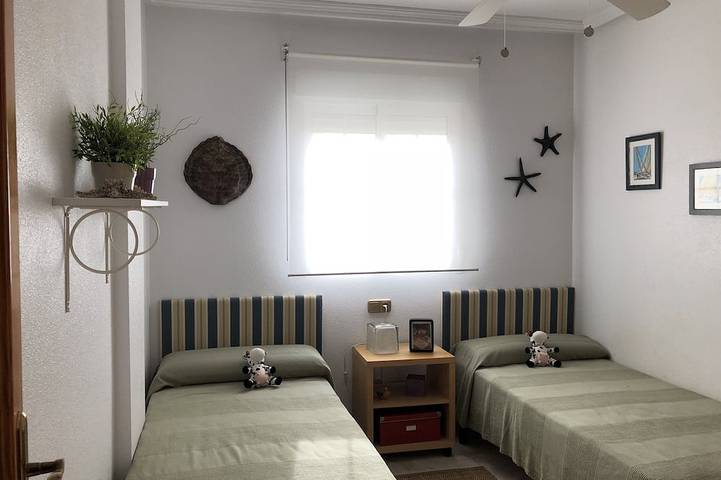 Chalet con piscina a 7 min de la playa andando. Wifi+Aire Acondicionado in El Pinet, Elche