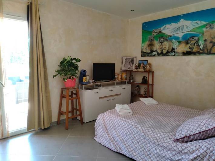 Location de vacances pour 3 personnes, avec piscine ainsi que jardin et vue à Le Luc - 2