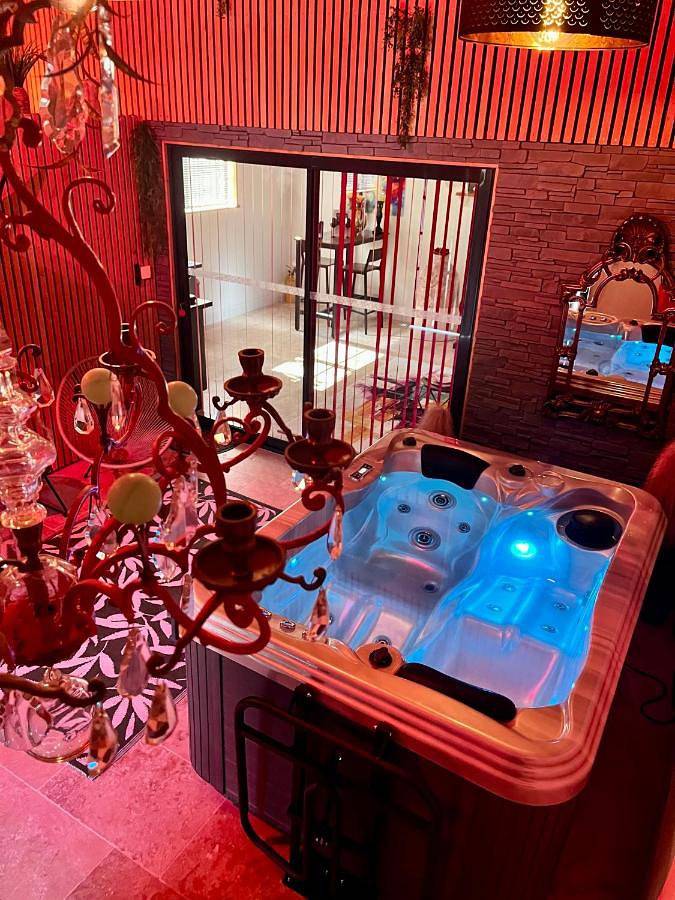 Gîte pour 2 personnes, avec Jacuzzi et Terrasse ainsi que Jardin et Piscine à Congénies