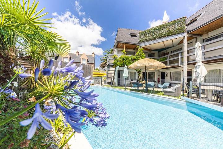 Maison d’hôte pour 2 personnes, avec terrasse et piscine dans Plage de Morgat