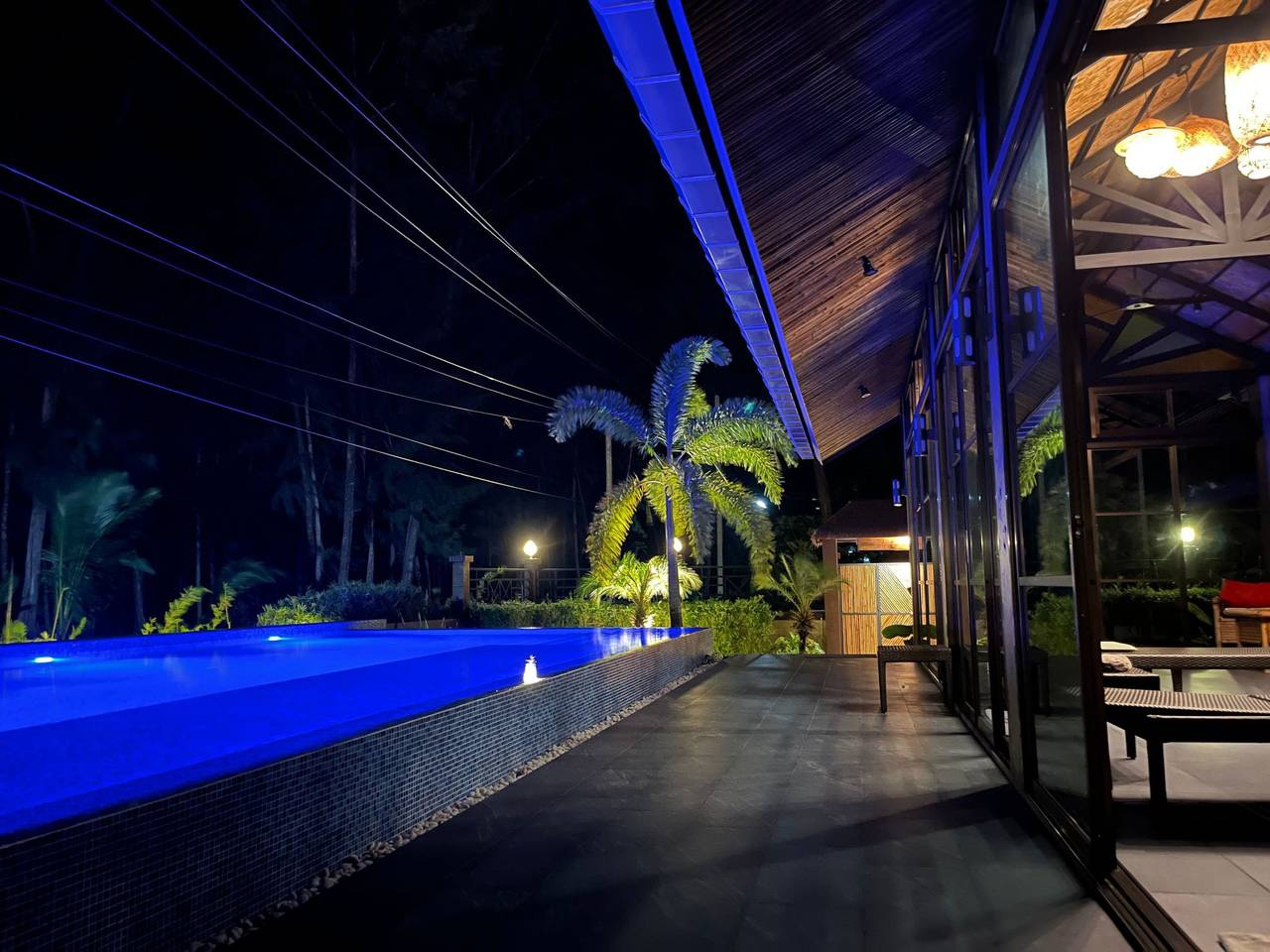 Villa mit Infinity-Pool in Khao Lak