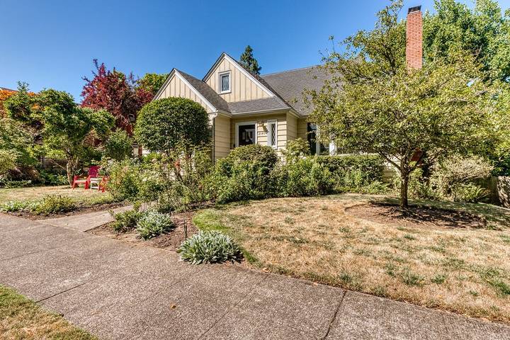Vacation rental for 8 people, with terrace and yard in Eugene