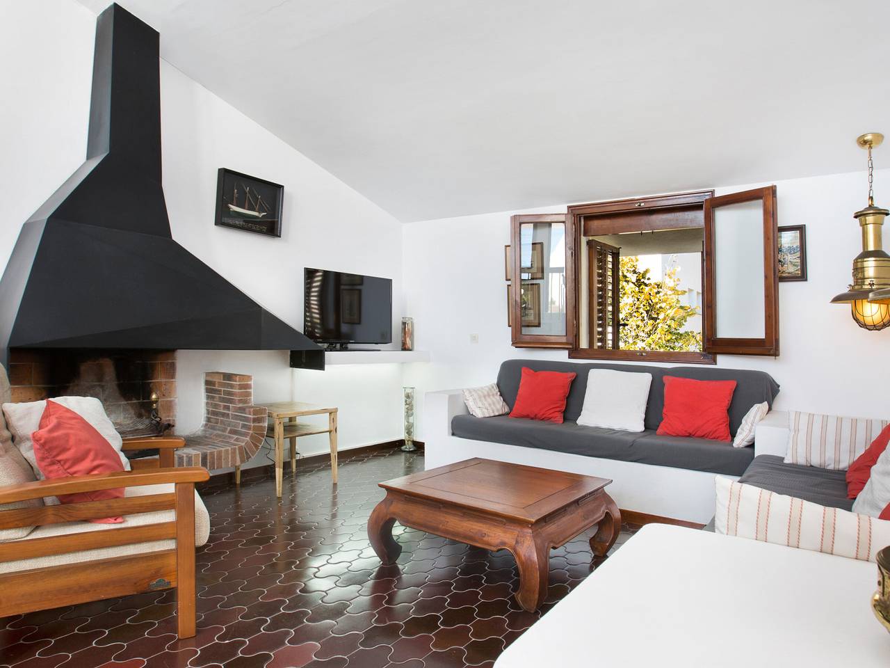 Townhouse in Llafranc for 7 with communal pool, close to beach and amenities in Llafranc, Palafrugell