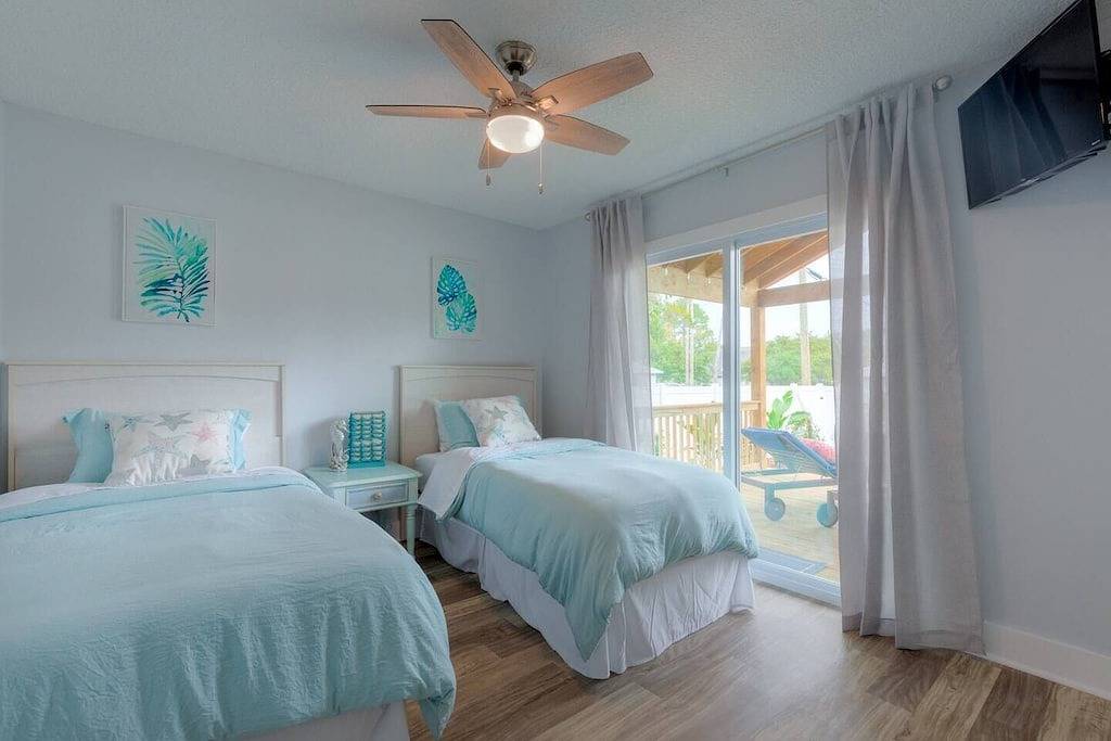 Stunning Back Patio & Heated Pool in Jacksonville Beach, Duval County