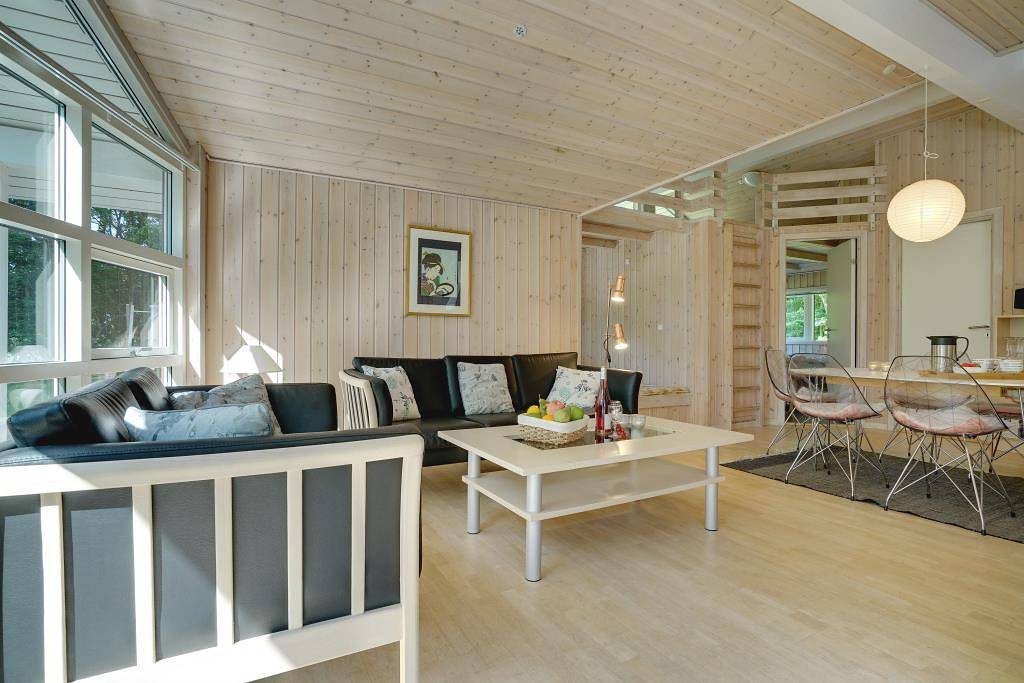 Feriehus beliggende Solbærvangen 14, Jegum Ferieland, på en tilbagetrukket grund, omkranset af høje træer. in Jegum, Région de Varde