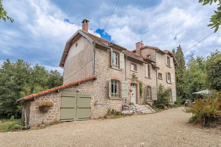 Chambre d’hôte pour 2 personnes, avec vue et jardin à Saint-Amand-Jartoudeix