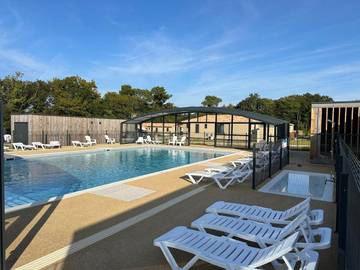 Parc de vacances pour 4 personnes, avec vue ainsi que piscine et jardin à Saubrigues