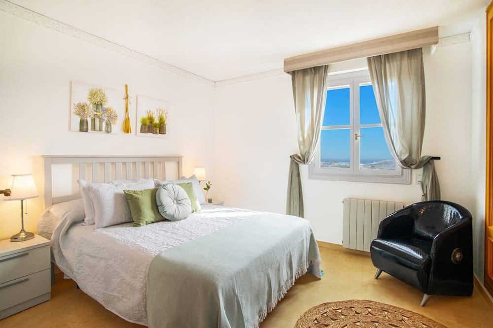 6 Bedroom Luxury Villa ,6 seater Jacuzzi & heated pool . 18 guests max  in Mutxamel, Costa Blanca