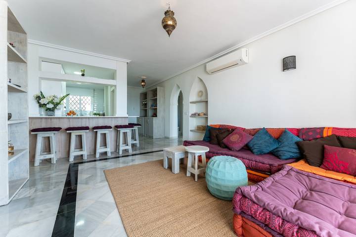 Apartamento entero, Apartamento 'Oasis La Cala' con vistas al mar, piscina compartida y Wi-Fi in Playa de Las Doradas (Mijas), Mijas