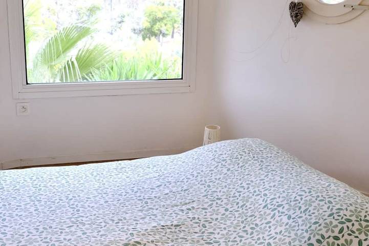 Location de vacances pour 8 personnes, avec terrasse et jardin, animaux acceptés dans Plage de l'Almanarre - 3