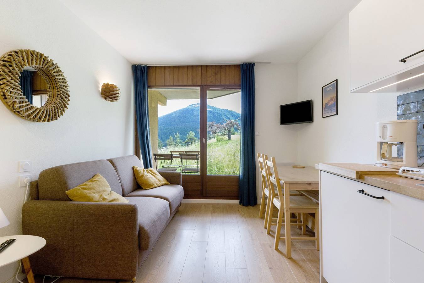 Apartamento entero, Casa de vacaciones 'Les Cimes - Vista Grand Veymont' con vistas a la montaña y terraza privada in Gresse-en-Vercors, Parc naturel régional du Vercors