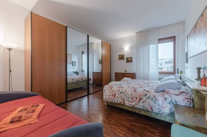 Appartement entier, GuestHost - Spacious 130mq apartment that comfortably accommodates 4 people, being equipped with two duble bedrooms, two bathrooms and all the comforts for a pleasant stay. The accommodation is located in a prestigious area of ​​Pesaro, in the immedi in Pesaro, Valle del Metauro