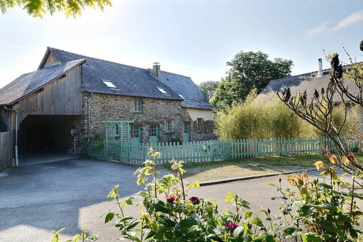 Gîte pour 9 personnes, avec jardin et terrasse à Saint-Aubin-du-Pavail