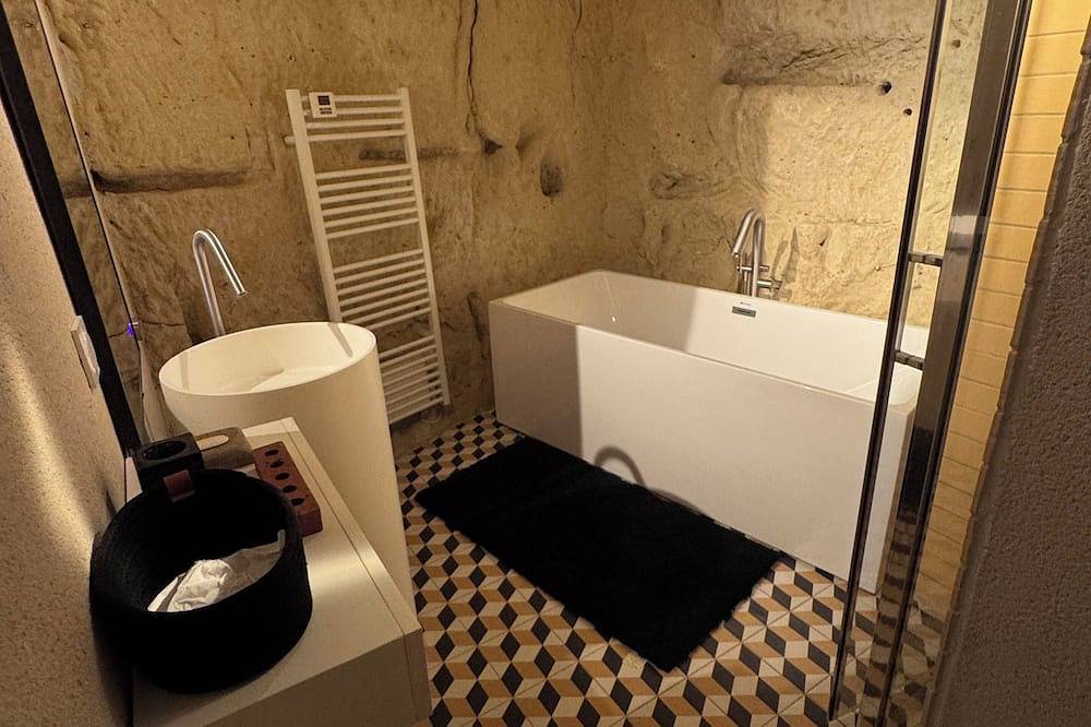 Chambre double troglodyte avec accès à la piscine intérieure in La Roche-Clermault, Vallée de la Loire