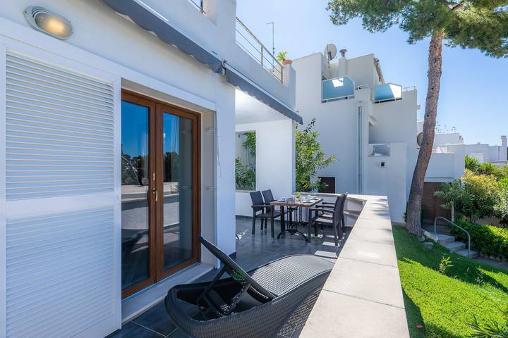Ganze Wohnung, Klimatisiertes Apartment „Beach 11“ mit direktem Meerzugang, Terrasse und Wlan in Cala d'Or, Santanyí