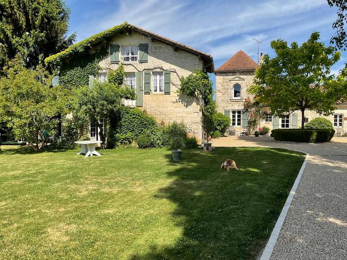 Location de vacances pour 6 personnes, avec piscine ainsi que jardin et vue à Édon (Charente) - 2