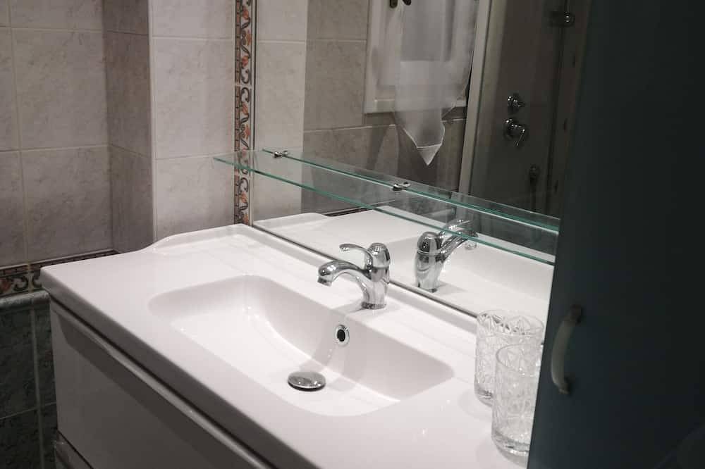 10 min. from Cannes, garden level with private pool, ideal for families in Le Cannet, Cannes region