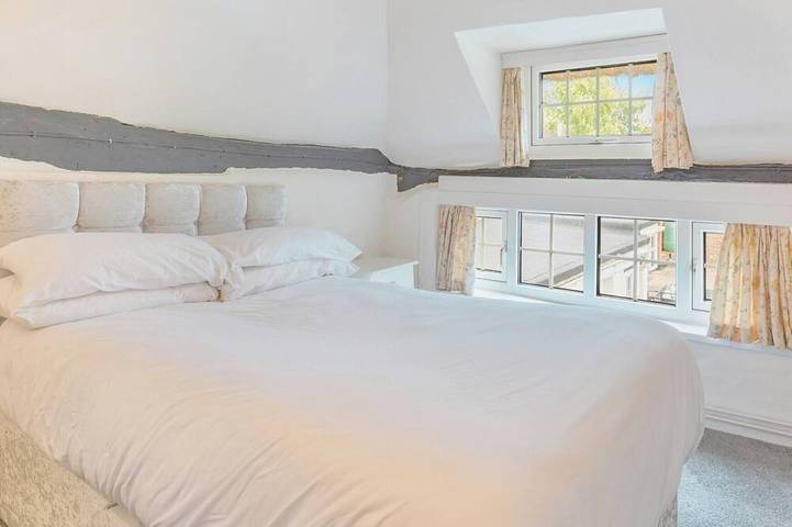 Thatched Cottage with Secure Garden, Dog & Family Friendly! in Bosham, West Sussex