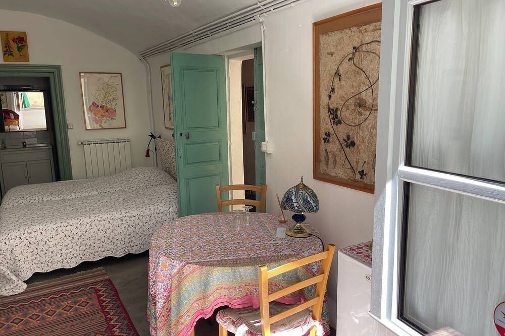 Chambre Nicolas, fraîche en été, chaude en hiver in Saint-Hippolyte-du-Fort, Parc national des Cévennes