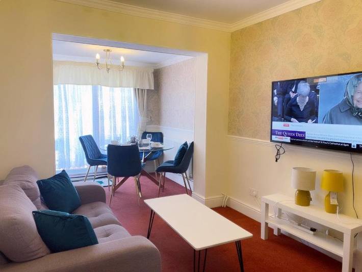 Bungalow for 4 people, with terrace and view in London