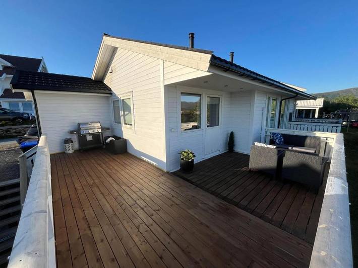 Gîte pour 4 personnes, avec terrasse ainsi que vue et jardin à Leknes