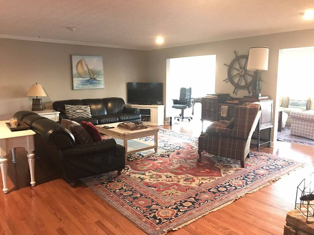 Spaß und familienfreundliches Lake House mit großem zweistöckigem Dock mit Lounge-Möbeln in Lake Lanier