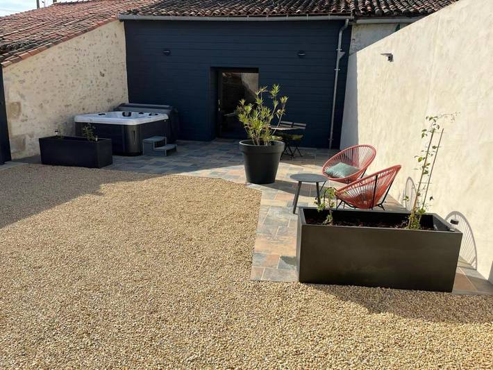 Location de vacances pour 4 personnes, avec Jacuzzi et Terrasse à Vouillé