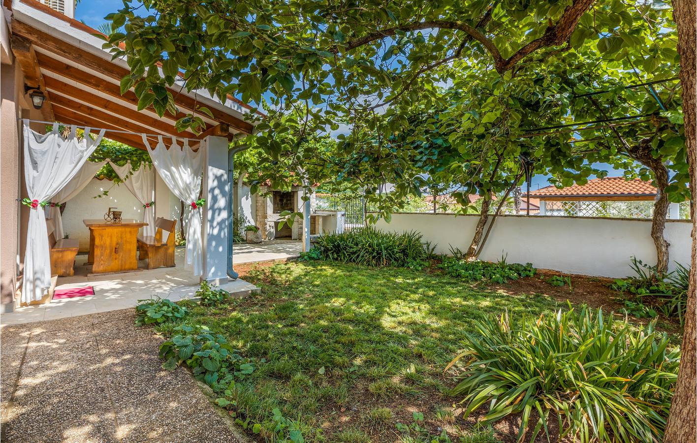 Charmante 2-Zimmer-Wohnung mit Pool, Terrasse und WLAN in der Nähe von Labinci in Kastelir, Općina Kaštelir - Labinci