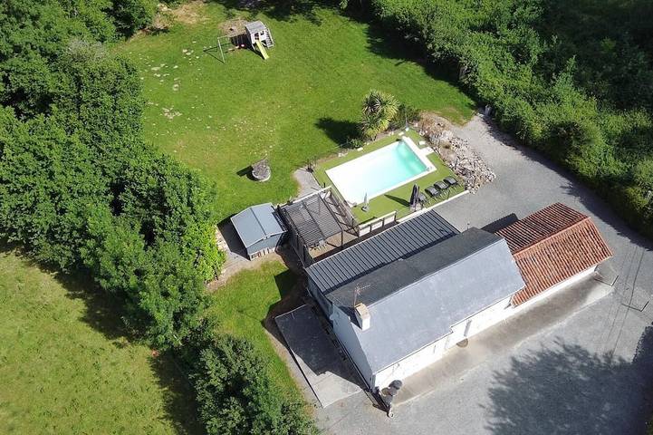 Location de vacances pour 14 personnes, avec piscine à La Chapelle-Saint-Étienne