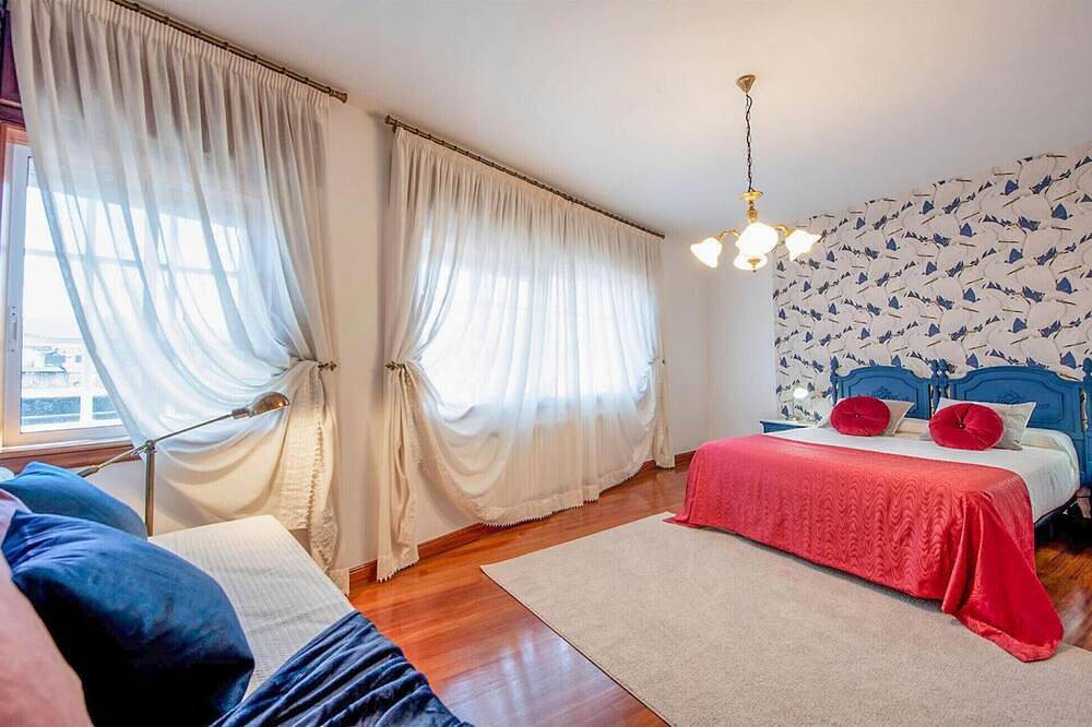 Villa 'Luxury Singular Rosa' with Mountain Views, Private Pool and Garden in Padrón, La Coruña Province