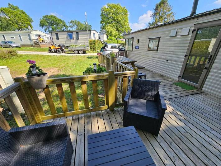 Camping pour 4 personnes, avec bassin pour enfant et terrasse ainsi que jacuzzi et piscine
