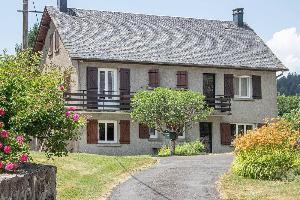 Appartement entier, Meuble de tourisme ** situé au coeur de la vallée de La Plane in Perpezat, Parc naturel régional des Volcans d'Auvergne