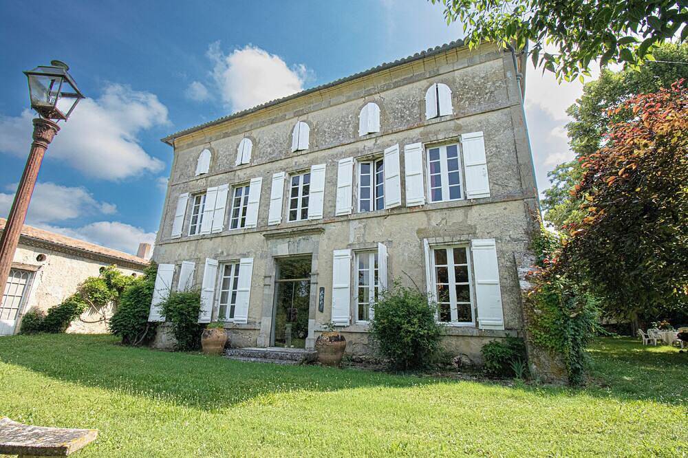 Maison de Maître vintage, piscine avec parc arboré et clôturé en bord de rivière in Nérac, Région de Nérac