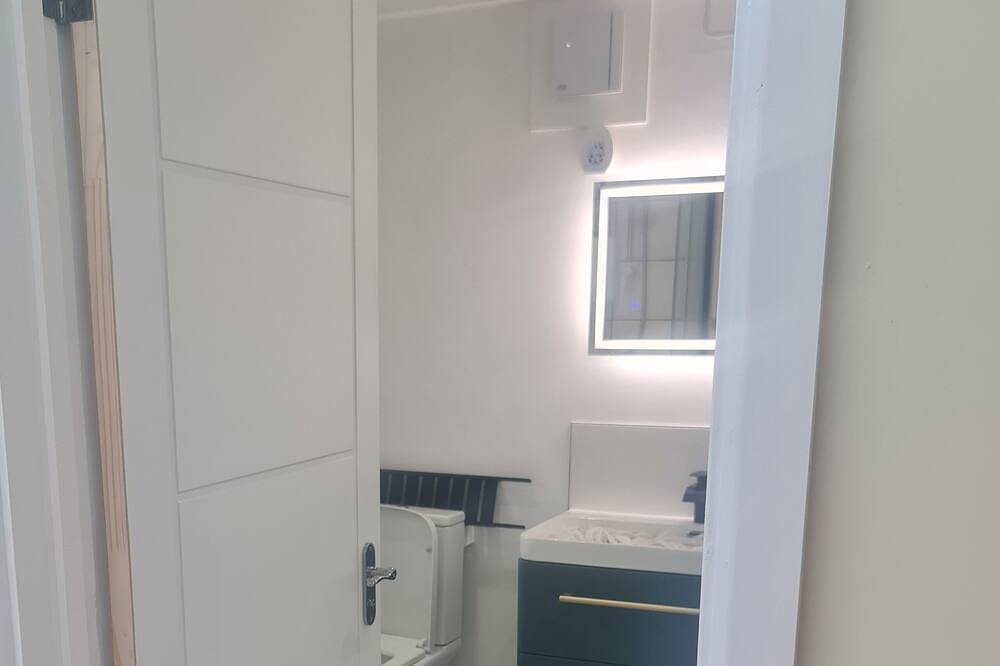 Porcupine Cave : Ensuite /self_check in /private entrance / private parking. in Fareham, Hampshire