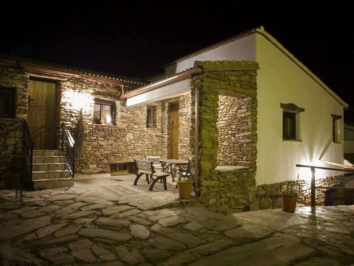 Gîte pour 4 personnes, avec Terrasse ainsi que Jardin et Piscine