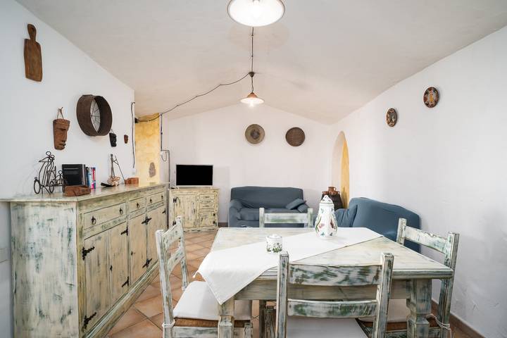Location de vacances pour 6 personnes, avec vue sur le lac et jardin, adapté aux familles dans Orosei - 4