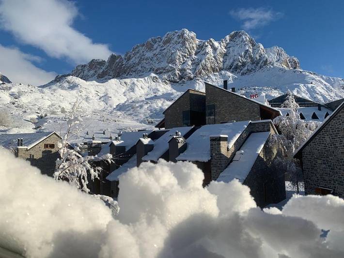 Location de vacances pour 9 personnes, avec jardin ainsi que piscine et vue, animaux acceptés dans Formigal - 4