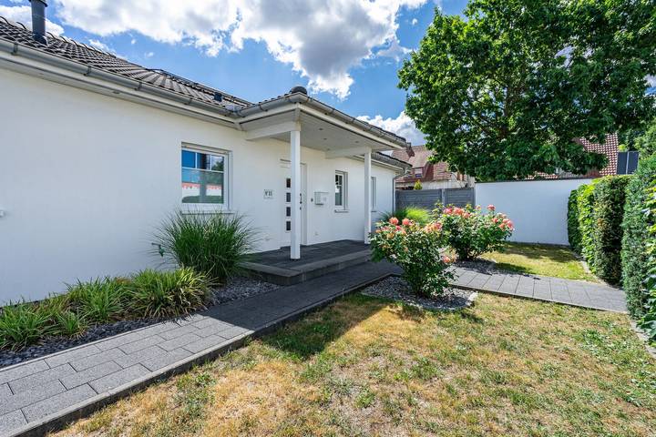 Bungalow "Haus Sonnenschein" con terrazza privata, giardino e Wi-Fi in Löhne, Circondario di Herford