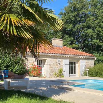 Gîte pour 2 personnes, avec jardin ainsi que piscine et terrasse en Charente-Maritime