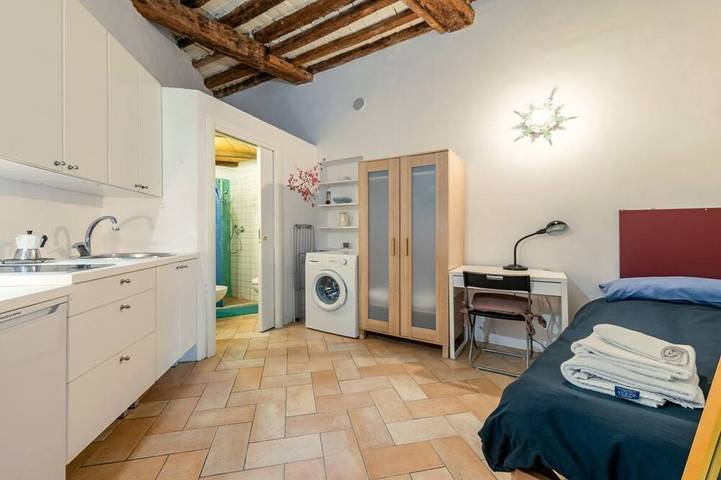 Guesthost - Urbino Historical Central Studio Flat! in Urbino, Valle del Metauro