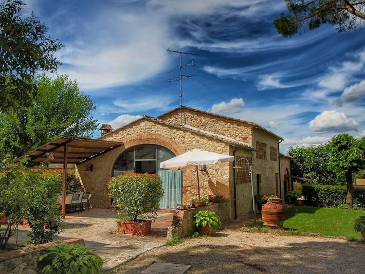 Agriturismo per 7 persone, con piscina e giardino in Colle di Val d'Elsa