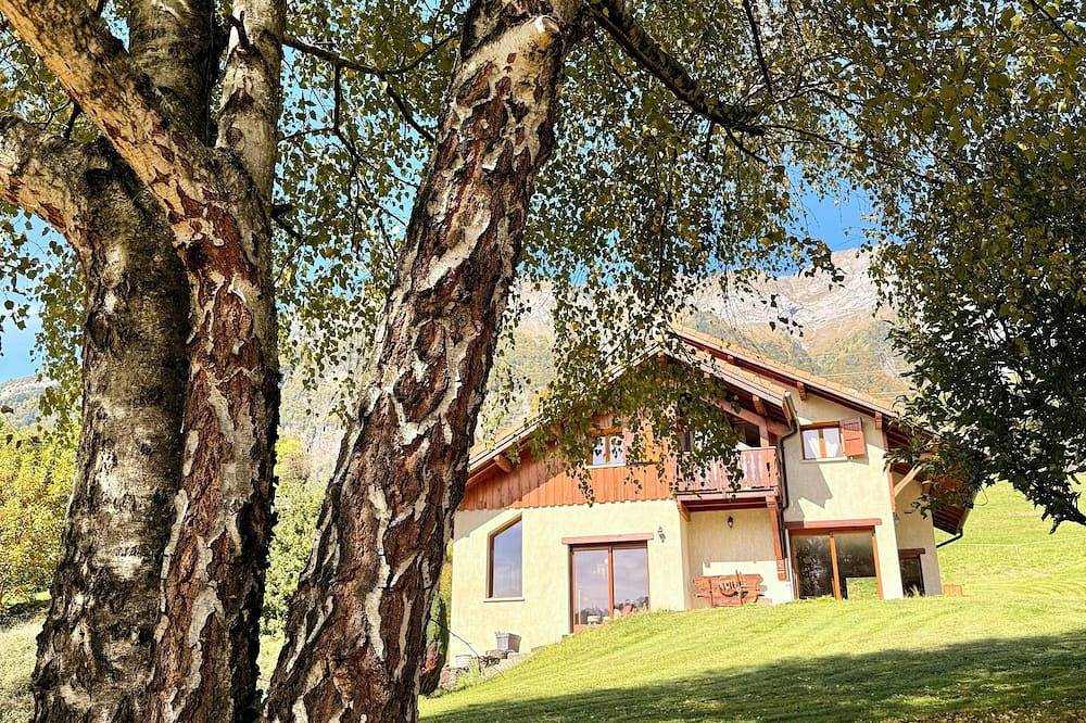 A charming house in the heart of the Alps, nestled between the lake and the mountains in Ugine, Albertville region